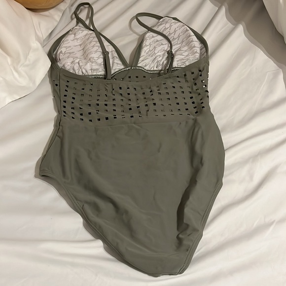 one piece - Picture 2 of 2